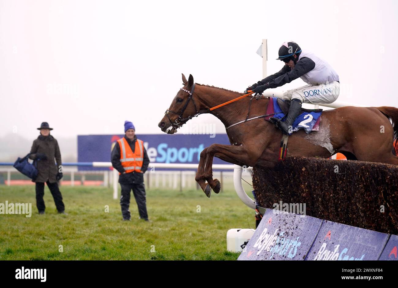 Reisen Sie mit mir, begleitet von Jockey Darragh O'Keeffe auf dem Weg zum Sieg des McInerney Properties Fairyhouse Chase während des Fairyhouse Easter Festival 2024 auf der Fairyhouse Racecourse in County Meath, Irland. Bilddatum: Montag, 1. April 2024. Stockfoto