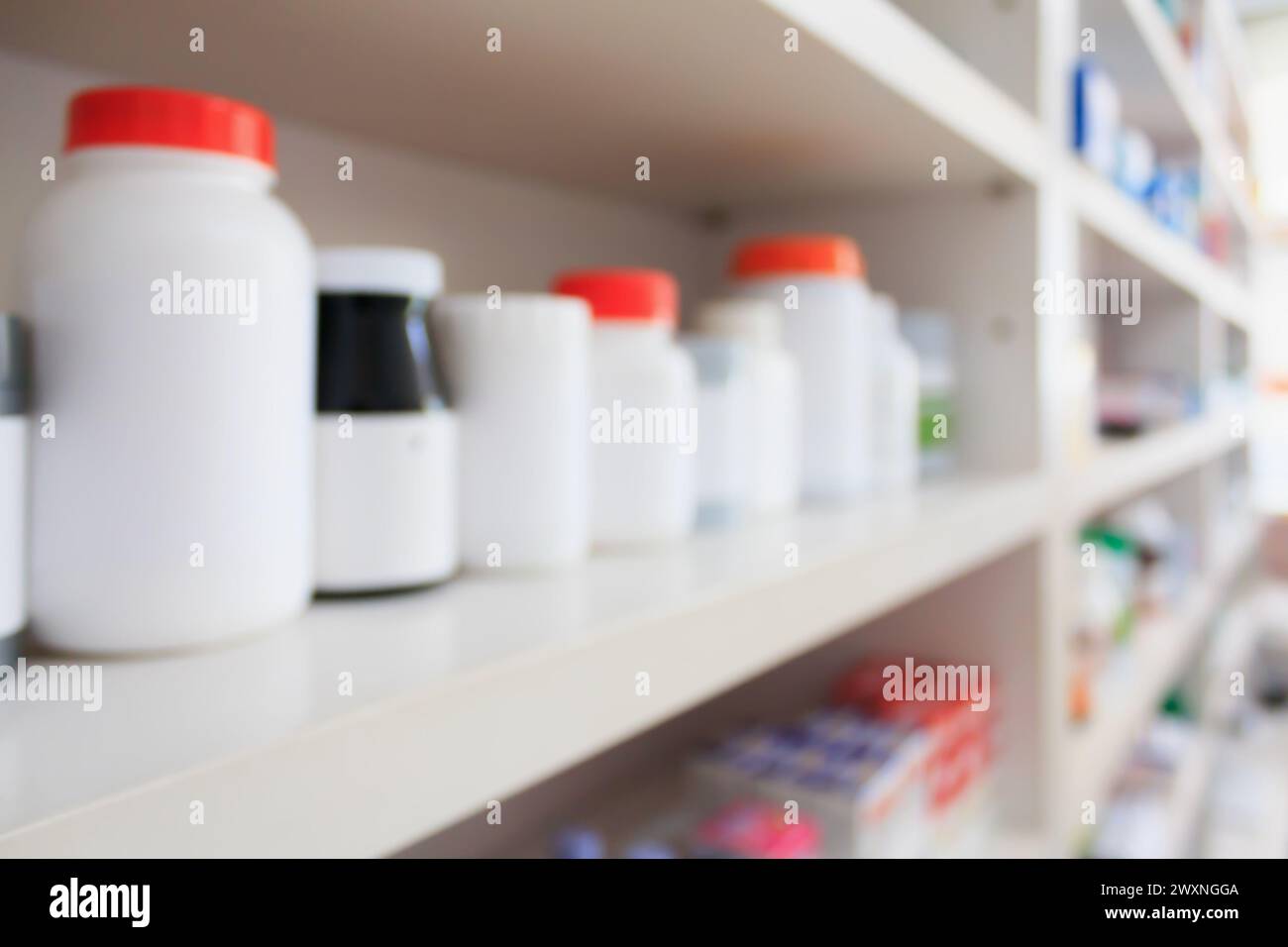 Arzneimittelflaschen im Regal in der Apotheke Stockfoto