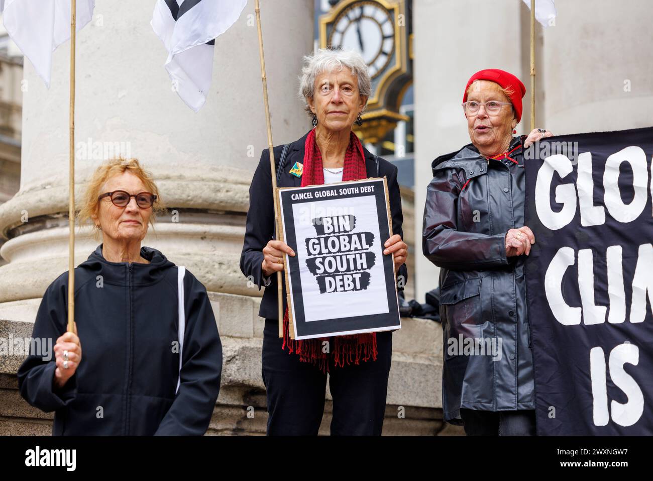 Oktober 2023. Bank of England, London, UK. Klimajustiz-Aktivisten der Bank of England rufen dringend dazu auf, die lähmenden Schuldenrückzahlungen der globalen Südländer abzubrechen.“ „die Klimaverpflichtung von Global North in Höhe von 7,9 Billionen US-Dollar gegenüber dem globalen Süden löst Forderungen aus, Schulden zu streichen, wenn IWF und Weltbank in Marrakesch zusammentreten“, die sich vor der Bank of England versammeln heute (12. Oktober) demonstrierten Aktivisten aus Gruppen wie Extinction Rebellion und Debt for Climate die grobe Ungleichheit der Schuldenrückzahlungen von Global South im Gegensatz zu den Klimareparationen, die ihnen die Länder der Global schulden Stockfoto