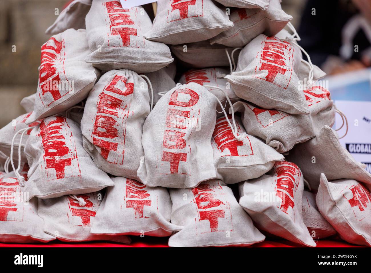 Oktober 2023. Bank of England, London, UK. Klimajustiz-Aktivisten der Bank of England rufen dringend dazu auf, die lähmenden Schuldenrückzahlungen der globalen Südländer abzubrechen.“ „die Klimaverpflichtung von Global North in Höhe von 7,9 Billionen US-Dollar gegenüber dem globalen Süden löst Forderungen aus, Schulden zu streichen, wenn IWF und Weltbank in Marrakesch zusammentreten“, die sich vor der Bank of England versammeln heute (12. Oktober) demonstrierten Aktivisten aus Gruppen wie Extinction Rebellion und Debt for Climate die grobe Ungleichheit der Schuldenrückzahlungen von Global South im Gegensatz zu den Klimareparationen, die ihnen die Länder der Global schulden Stockfoto