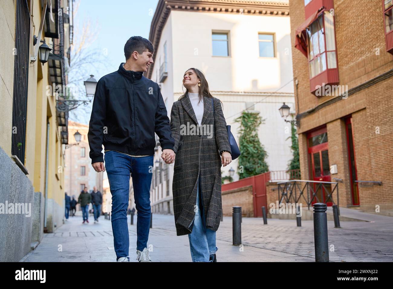 Verliebtes Paar läuft die Straße runter Stockfoto