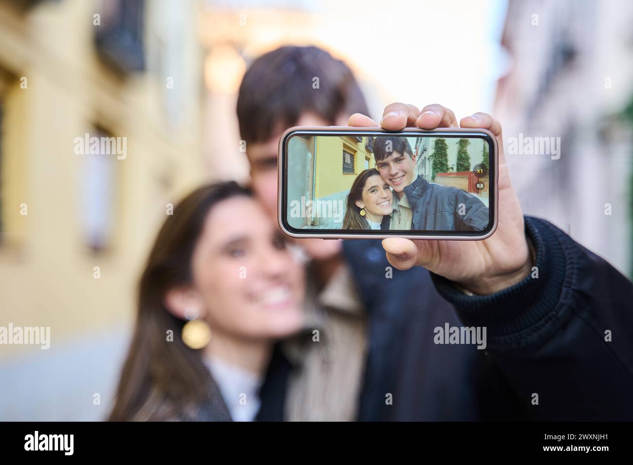 Junge Mann und Frau Paar lächeln zuversichtlich machen Selfie mit dem Smartphone auf der Straße Stockfoto