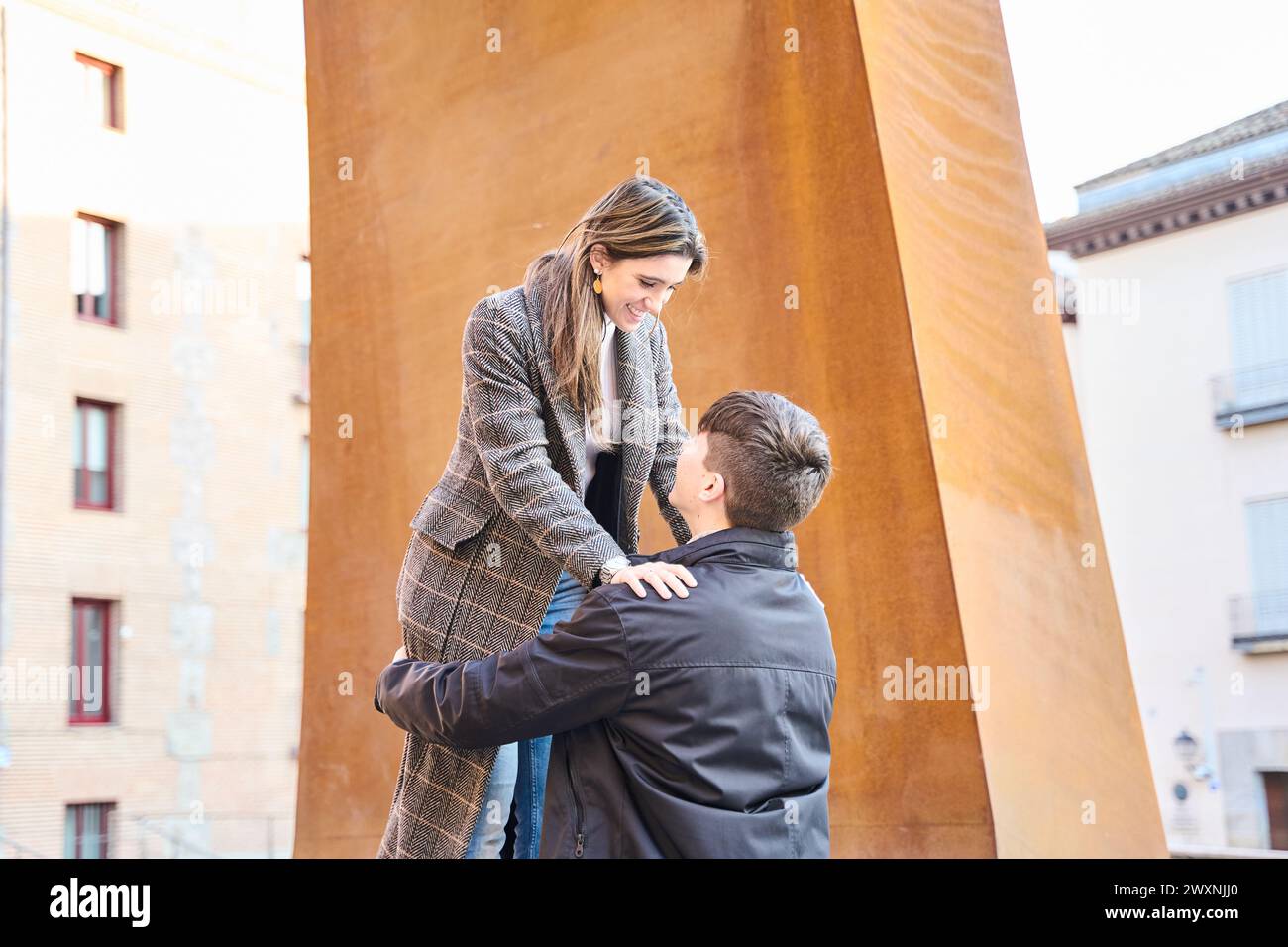 Junge Paare küssen und umarmen sich auf der Straße. Ein Paar feiert den valentinstag mit Leidenschaft Stockfoto