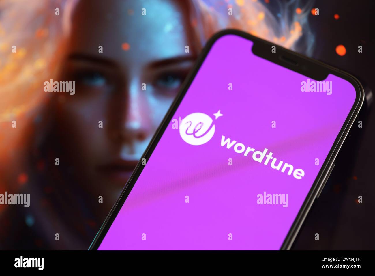 KIEW, UKRAINE - 17. MÄRZ 2024 Wordtune-Logo auf dem iPhone-Display mit Hintergrund der künstlichen Intelligenz futuristischen Ai-generierten Bild Nahaufnahme Stockfoto