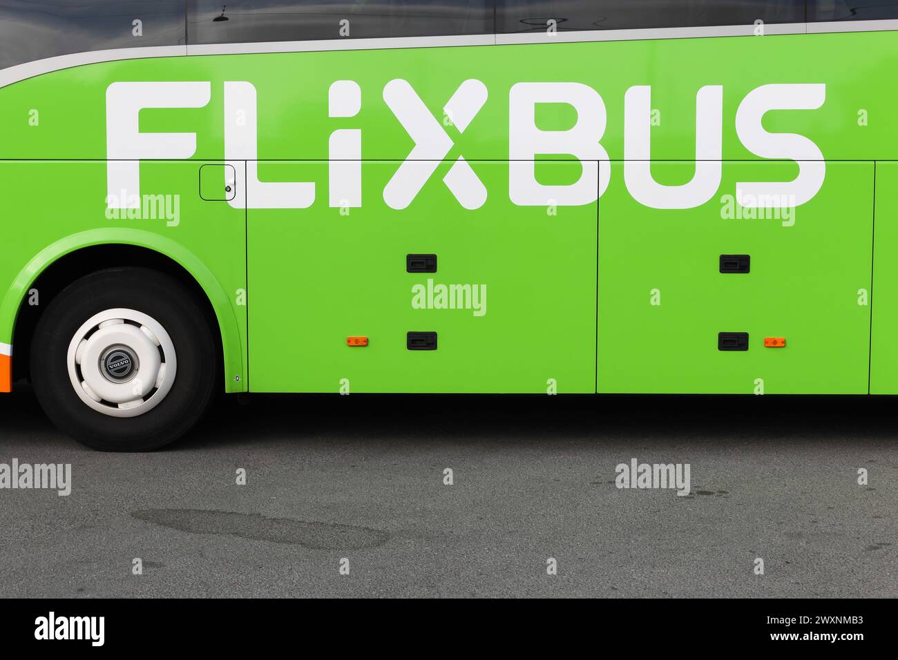 Aarhus, Dänemark - 16. Juni 2018: FlixBus Bus auf einem Bahnhof. FlixBus ist eine Marke, die Überlandbusse in Europa anbietet Stockfoto