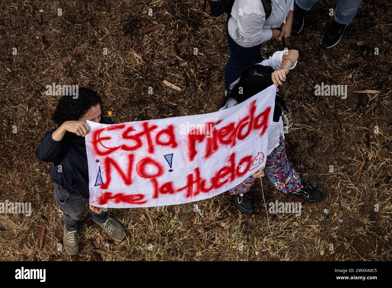 Medellin, Kolumbien. April 2024. Demonstranten nehmen am 1. April 2024 an einem Protest gegen die Luftverschmutzung und den Geruch in Bello, nördlich von Medellin, Kolumbien, Teil. Foto: Juan J. Eraso/Long Visual Press Credit: Long Visual Press/Alamy Live News Stockfoto