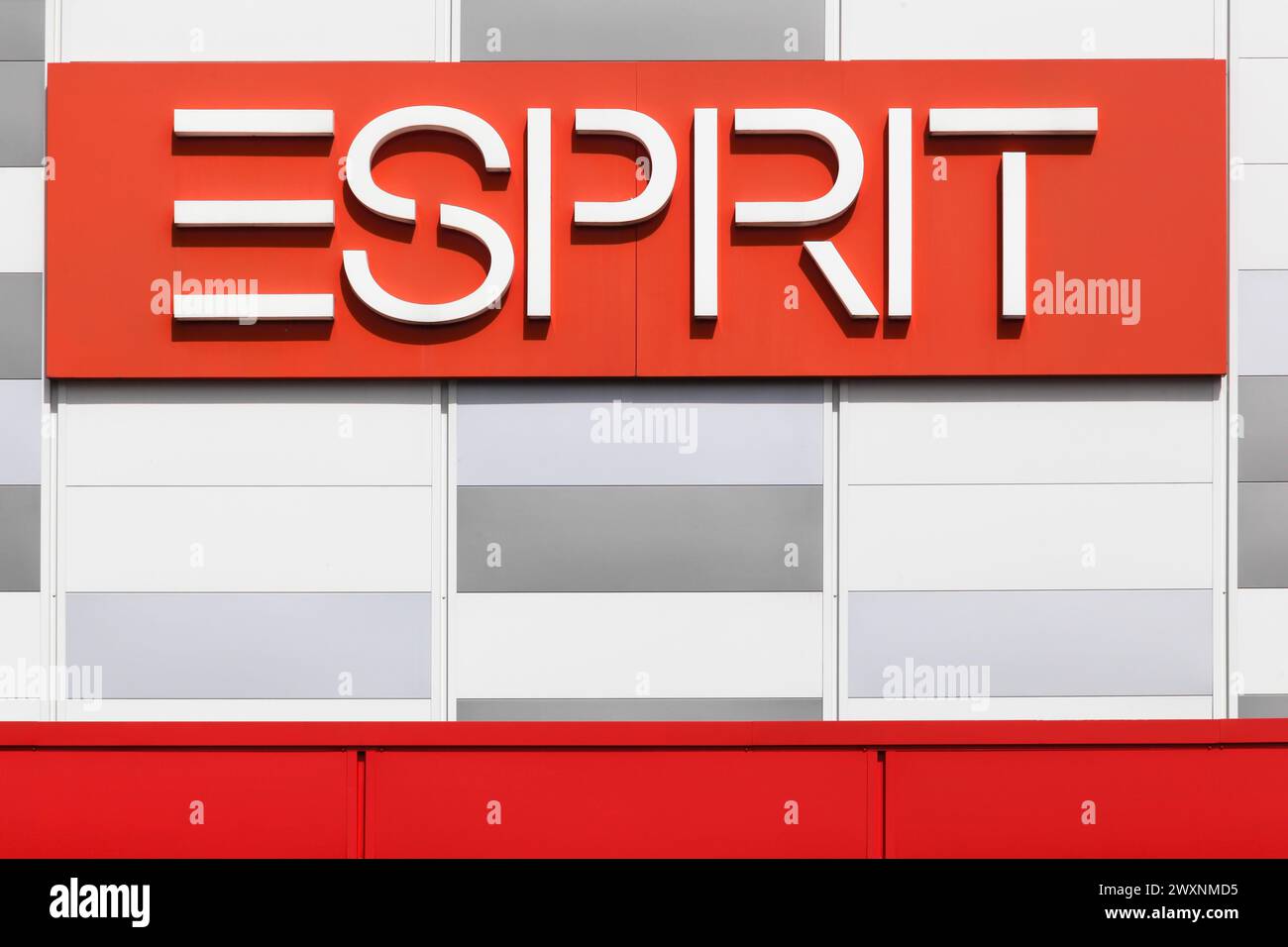 CRECHES, Frankreich - 27. Mai 2018: ESPRIT-Logo auf einer Fassade. ESPRIT ist ein Hersteller von Bekleidung, Schuhen, Accessoires und Schmuck Stockfoto