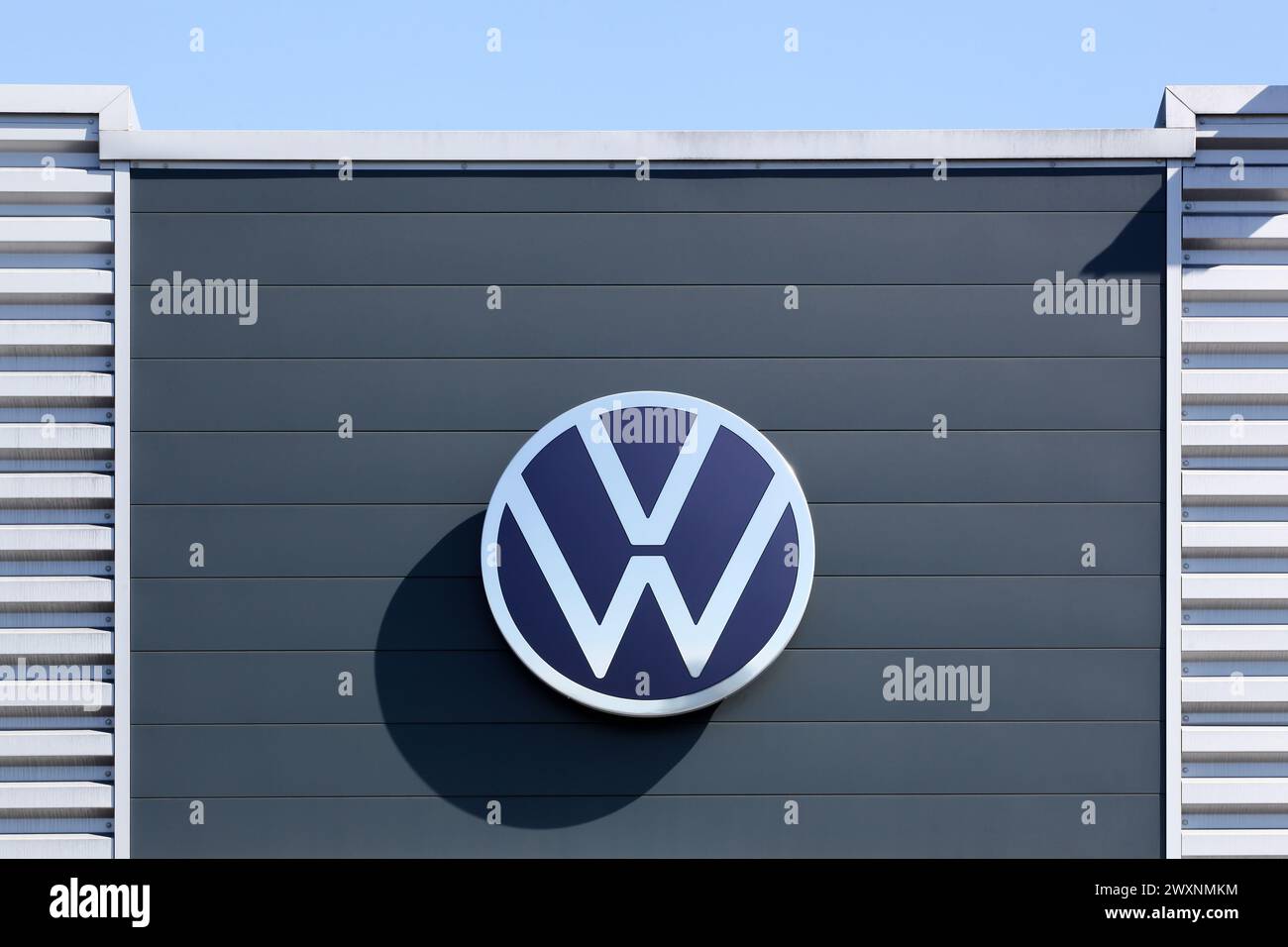 Belleville, Frankreich - 3. September 2020: Volkswagen-Logo an der Wand. Volkswagen ist ein deutscher Automobilhersteller mit Hauptsitz in Wolfsburg Stockfoto