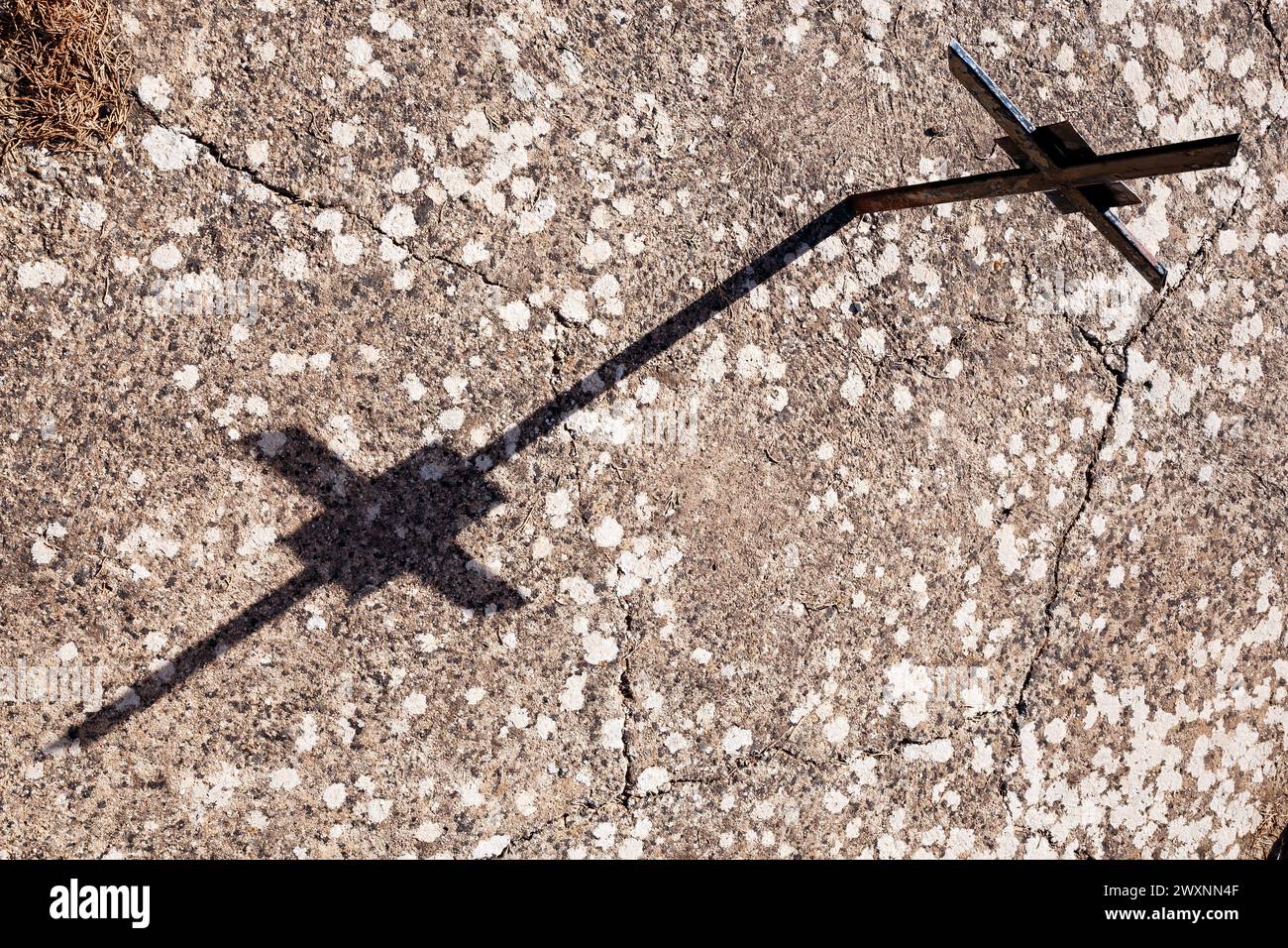 Das Kreuz und sein Schatten auf dem Friedhof von Alhambra Stockfoto