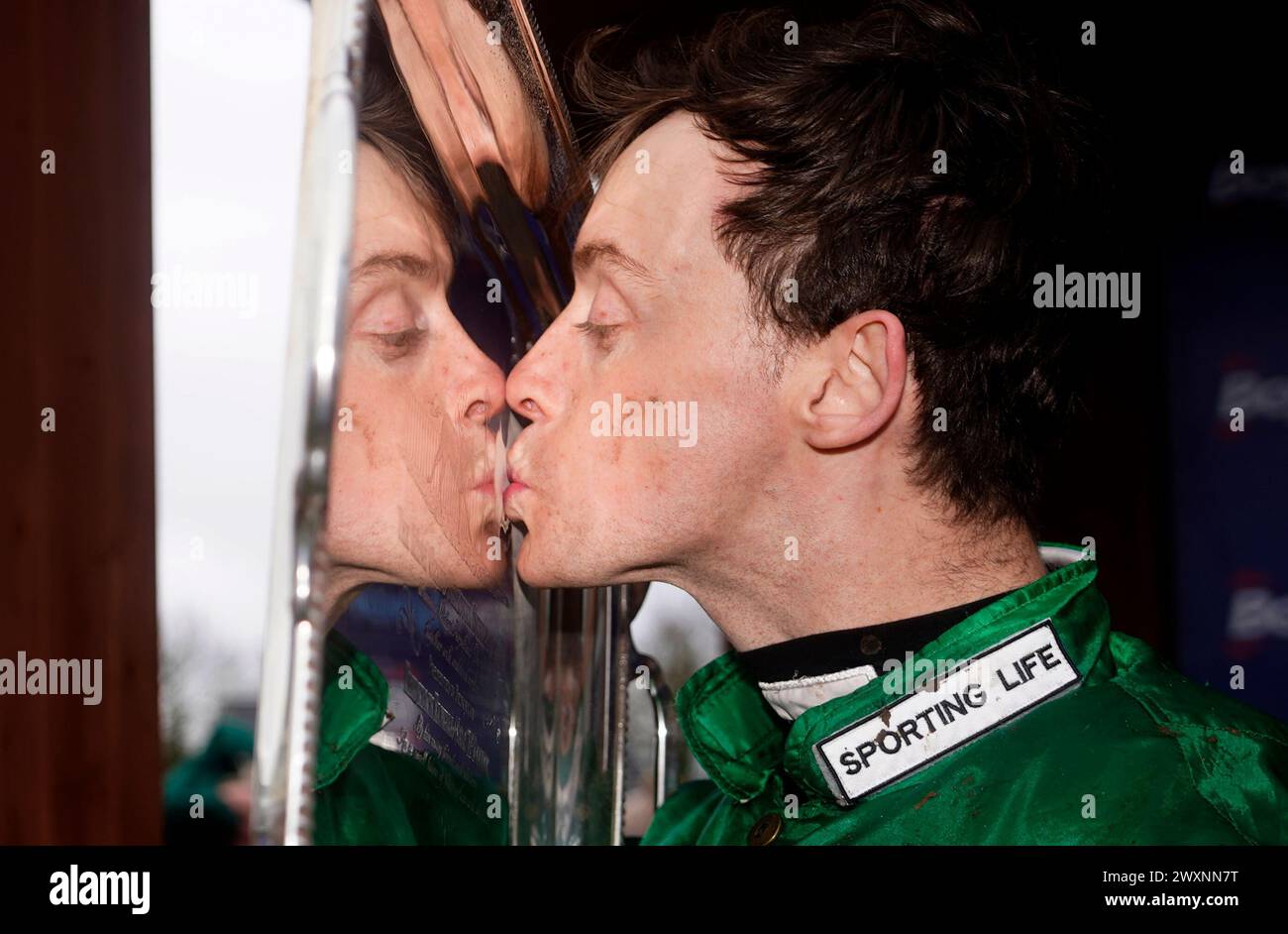 Jockey J Slevin feiert mit der Trophäe, nachdem er den BoyleSports Irish Grand National Chase bei Intense Raffles während des Fairyhouse Easter Festival 2024 auf der Fairyhouse Racecourse in County Meath, Irland gewonnen hat. Bilddatum: Montag, 1. April 2024. Stockfoto