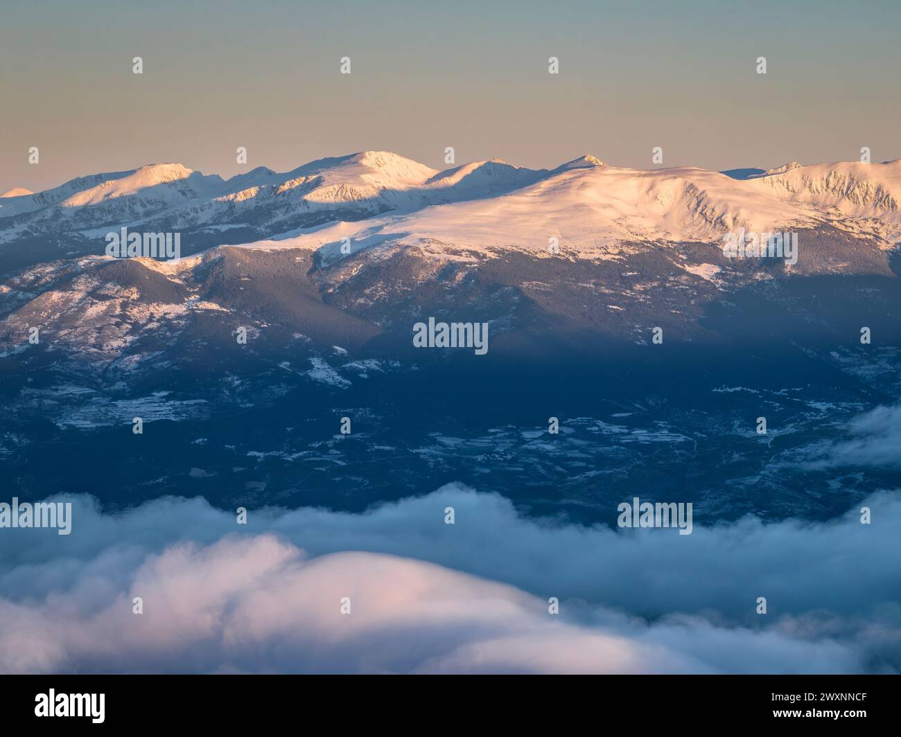 Luftaufnahme der schneebedeckten Cerdanya-Berge (Cerdanya, Katalonien, Spanien, Pyrenäen) ESP: Vista aérea de las Montañas de la Cerdanya nevadas. Pirineos Stockfoto