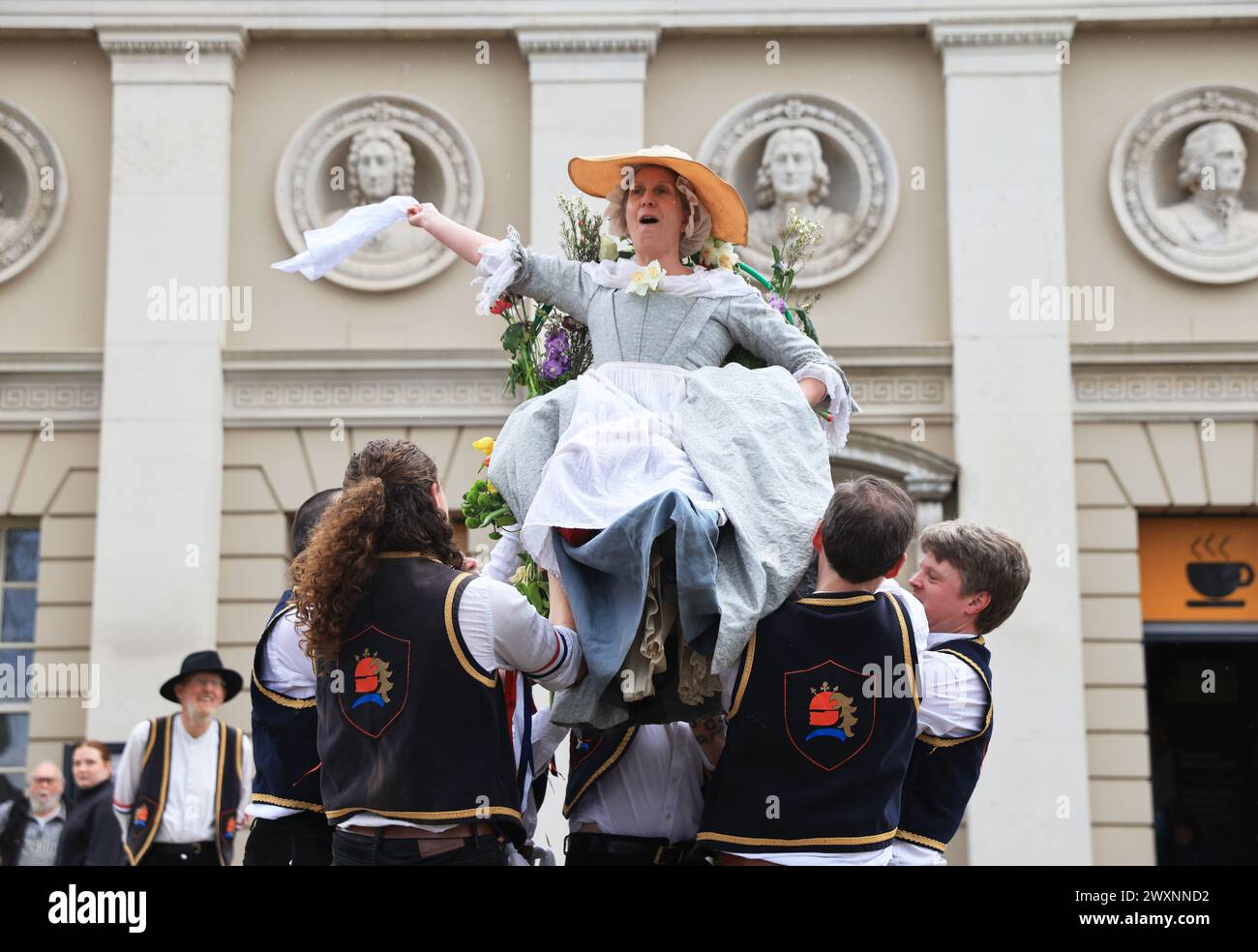 London, Großbritannien, 1. April 2024. Die Blackheath Morris Men waren am Ostermontag in Greenwich, was den Frühling mit einer jahrhundertealten Tradition einläutet. Neben dem Tanz feierten sie die Schulterhebung der Frauen auf Eostres Blumenthron, Eostre war die angelsächsische Göttin des Frühlings. Im 18. Und 19. Jahrhundert galt es als ein bisschen verrückter, 1783 nannte es das Gentleman’s Magazine als „unangemessen und unanständig“. Kredit : Monica Wells/Alamy Live News Stockfoto