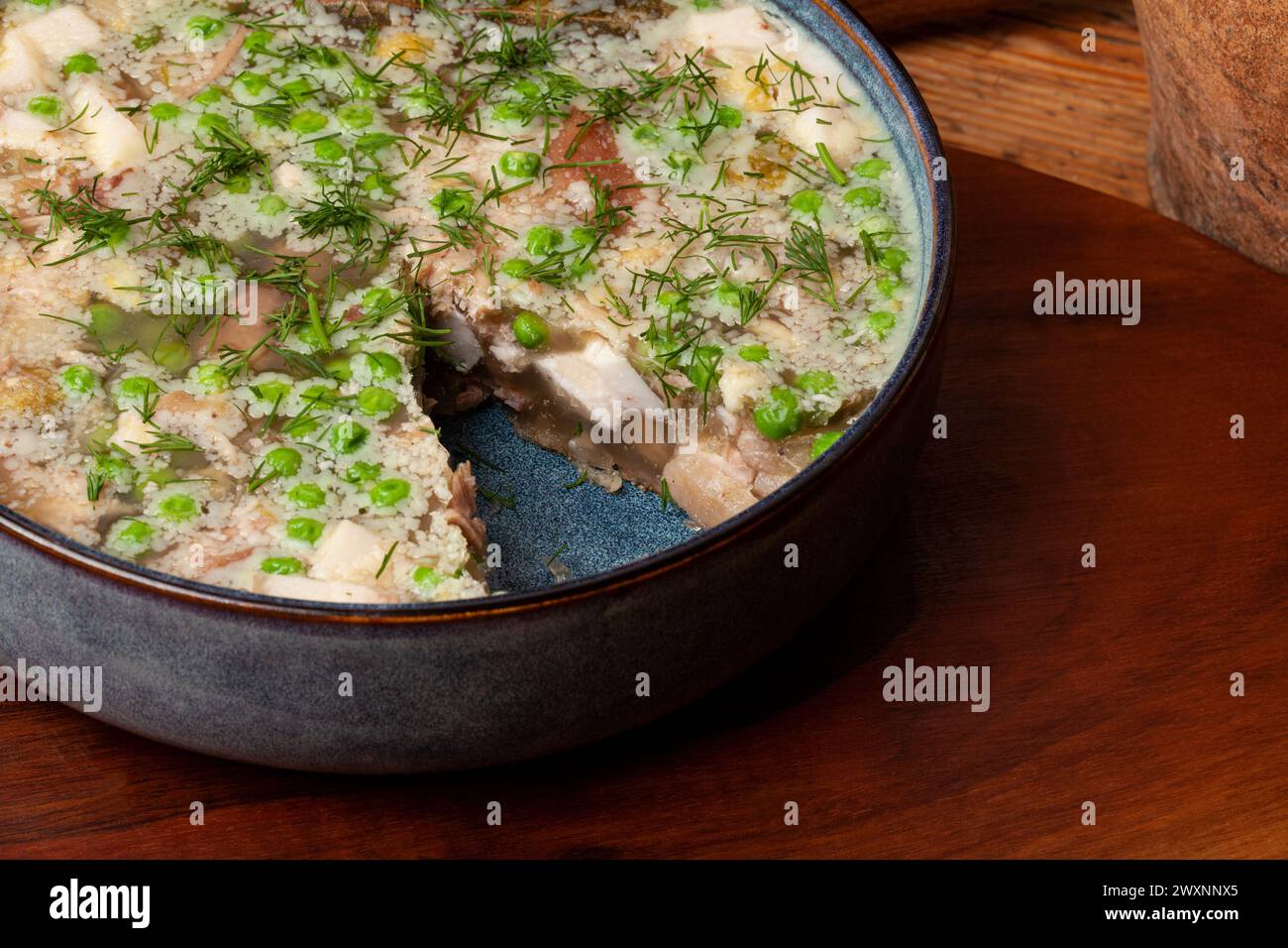 Jellied Kalb ist ein kaltgeschnittenes Gericht aus Kalb, Schweinefleisch, Brühe, Zwiebeln und Gewürzen wie Allspice, Lorbeerblatt und Pfeffer. Stockfoto