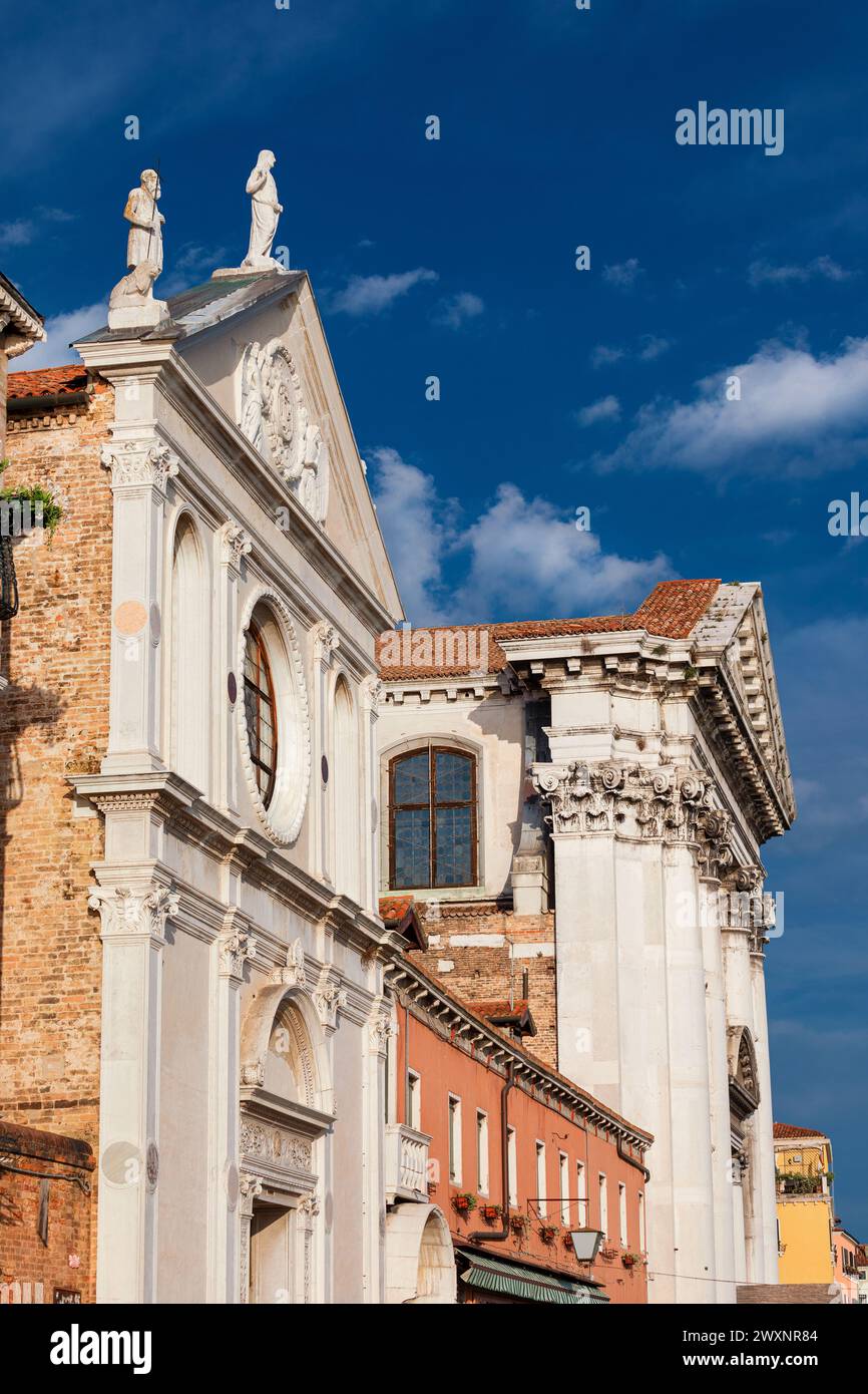 Religiöse Architektur von Venedig. Renaissance- und Barockkirchen entlang des Giudecca-Kanals Stockfoto