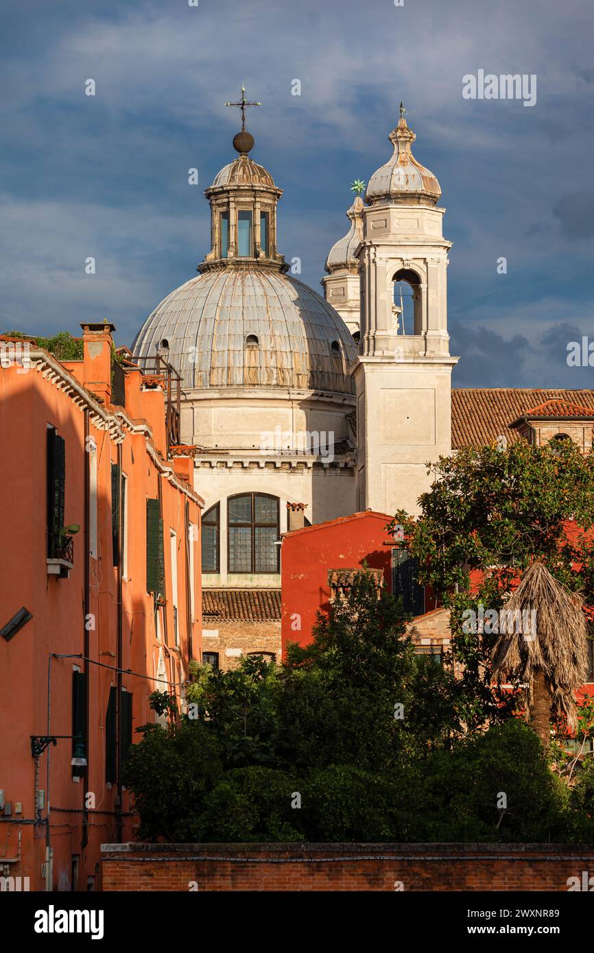 Religiöse Architektur von Venedig. Gesuati-Kirche mit barocker Kuppel und zwei Glockentürmen Stockfoto