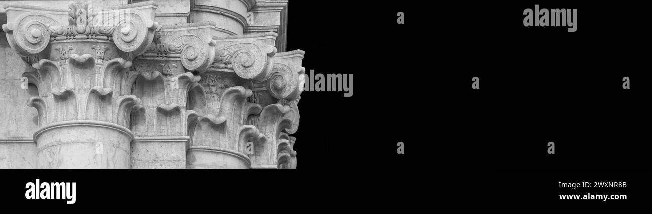 Klassische Architektur in Venedig. Korinthische Säule und Kapitell aus der Fassade der Kirche St. Barnabas, errichtet im 18. Jahrhundert (Schwarz-Weiß mit CO Stockfoto