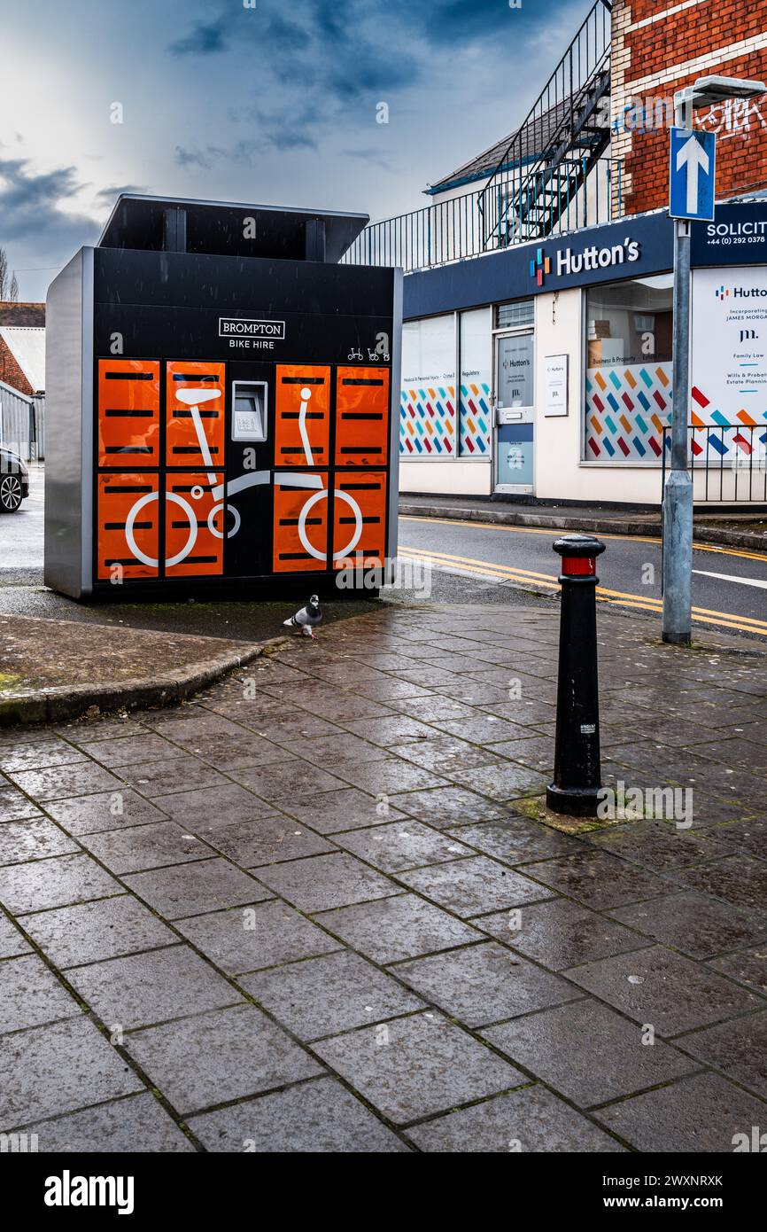 Verleihstelle für die Vermietung eines Brompton Folding Bike in Whitchurch, Cardiff, Wales, Großbritannien Stockfoto