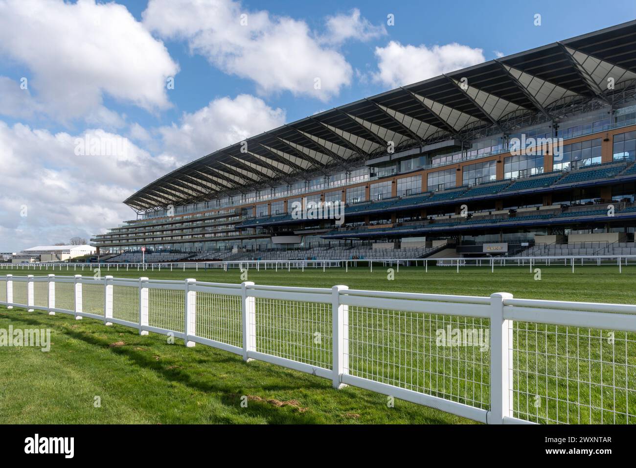 Ascot Racecourse, Blick auf die beeindruckende Grandstand, Berkshire, England, Großbritannien, an einem Tag ohne Rennen Stockfoto