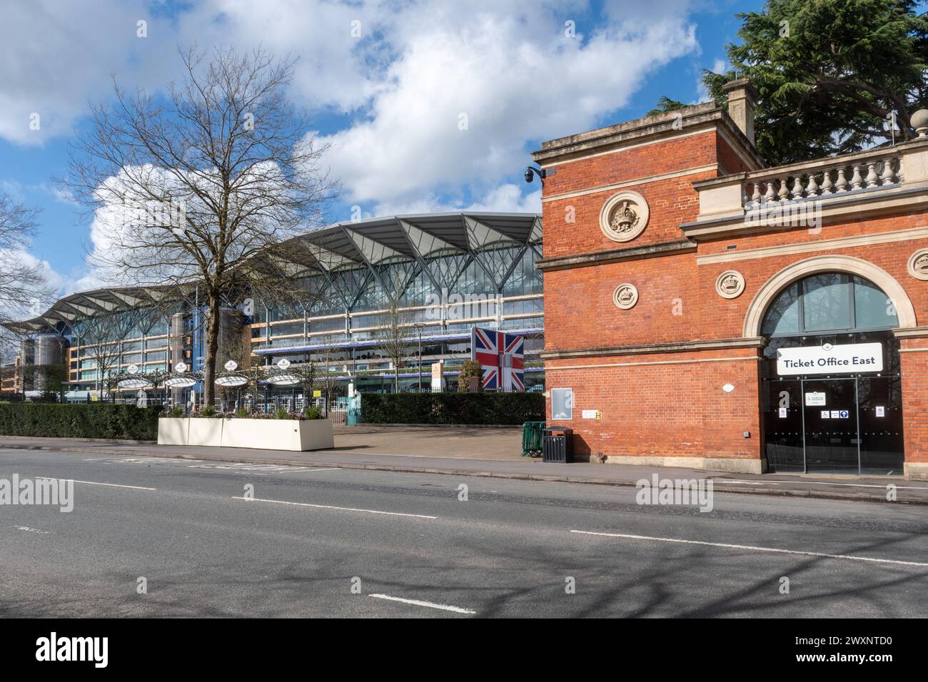 Ascot Racecourse, Blick auf die Tribüne und die Eingangstüren an der berühmten Sportstätte an einem Tag ohne Rennen, Ascot, Berkshire, England, Großbritannien Stockfoto