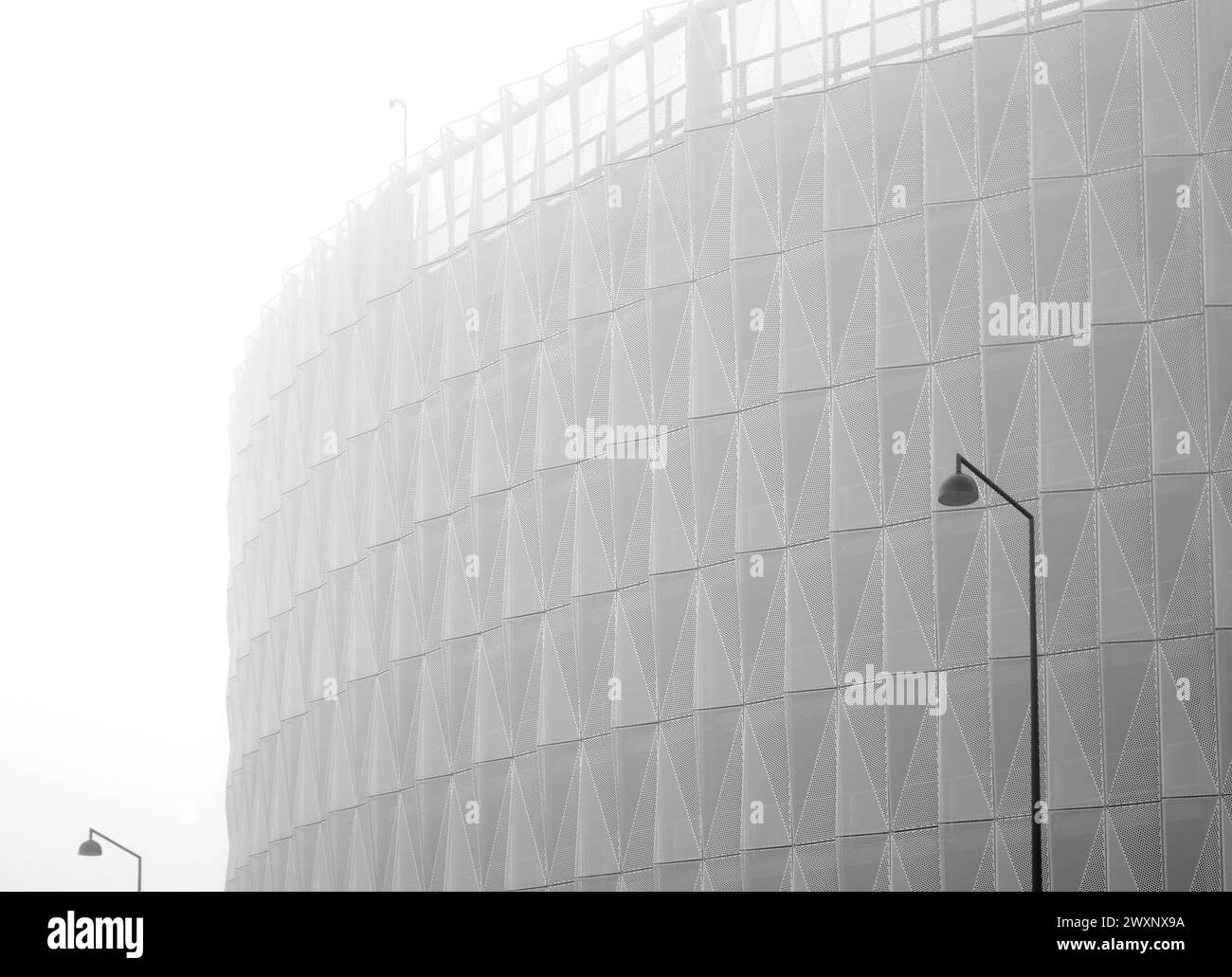Überdachter Parkplatz mit moderner Architektur im Westhafen von Helsinki, Finnland bei starkem Nebel Stockfoto