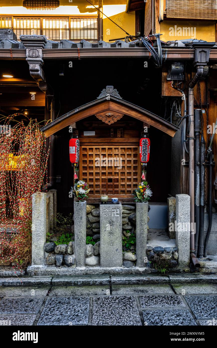 Ein buddhistischer Familienschrein in einer leeren Straße in Kyoto Japan. Stockfoto