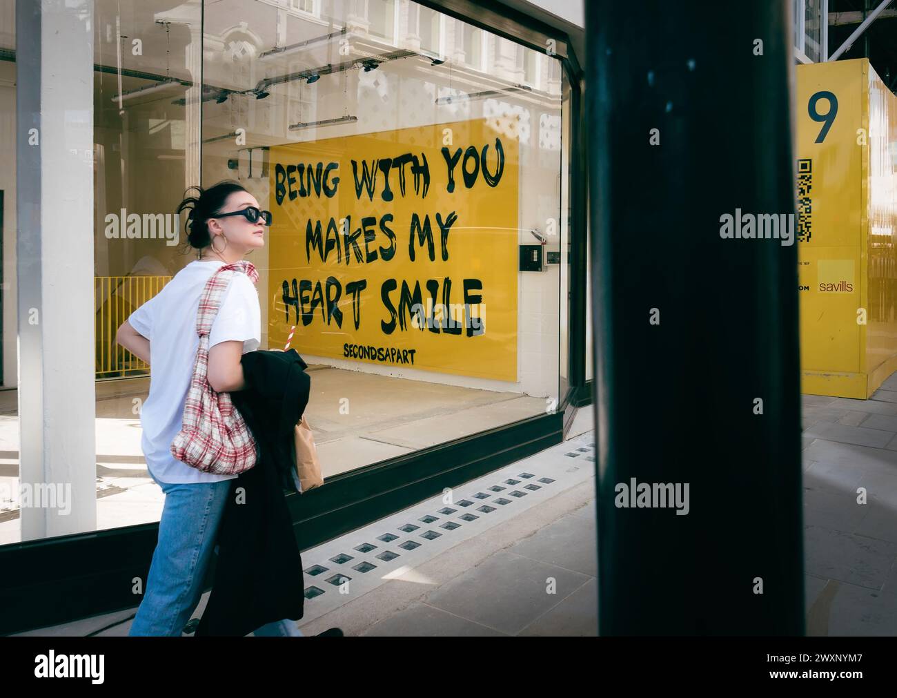 London - 9. Oktober 2021 - Street Photography Schild, Being With You macht mein Herz lächeln, London UK Stockfoto