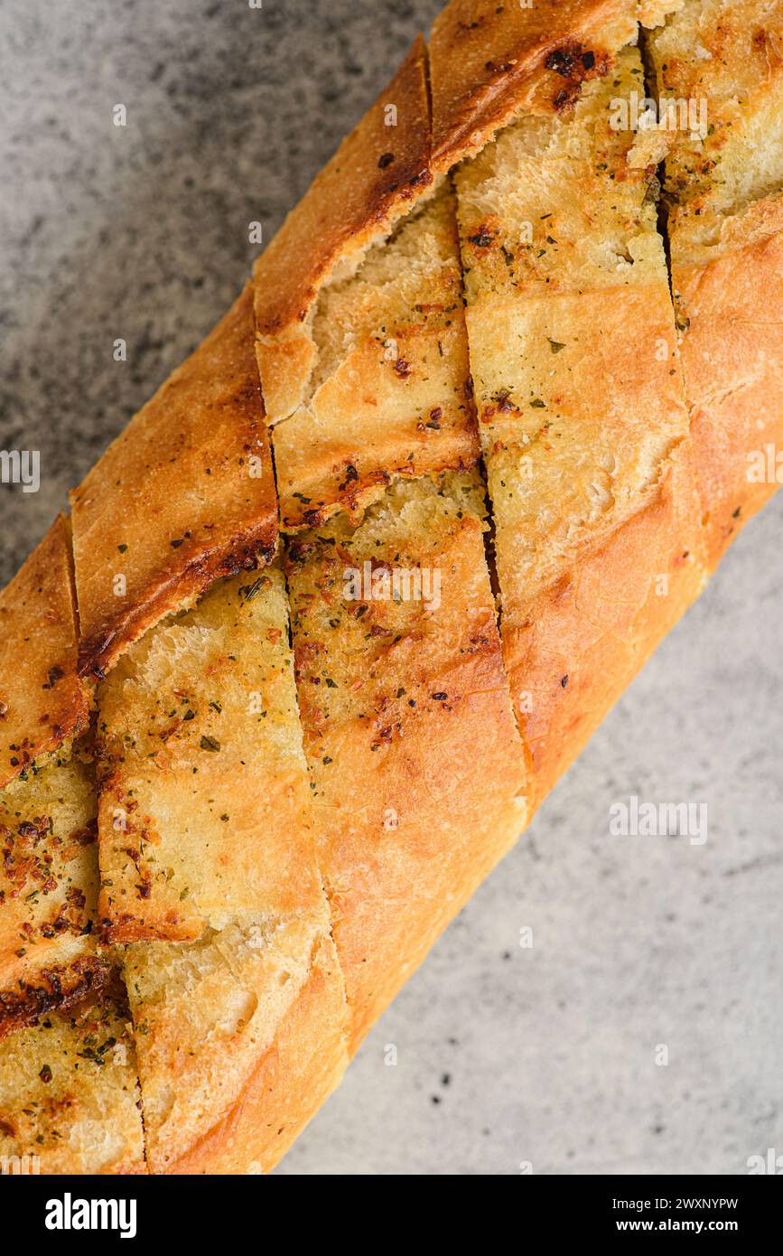 Knoblauch-Baguette auf grauem Hintergrund. Hochwertige Fotos Stockfoto