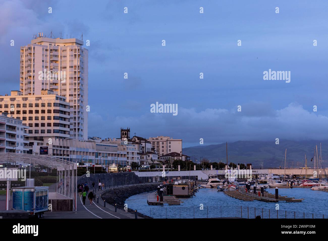 Ponta Delgada, Azoren, 17.03.2024 - Blick auf den Yachthafen in der Stadt Ponta Delgada mit dem Stadtbild im Hintergrund. Insel Sao Miguel, Azor Stockfoto