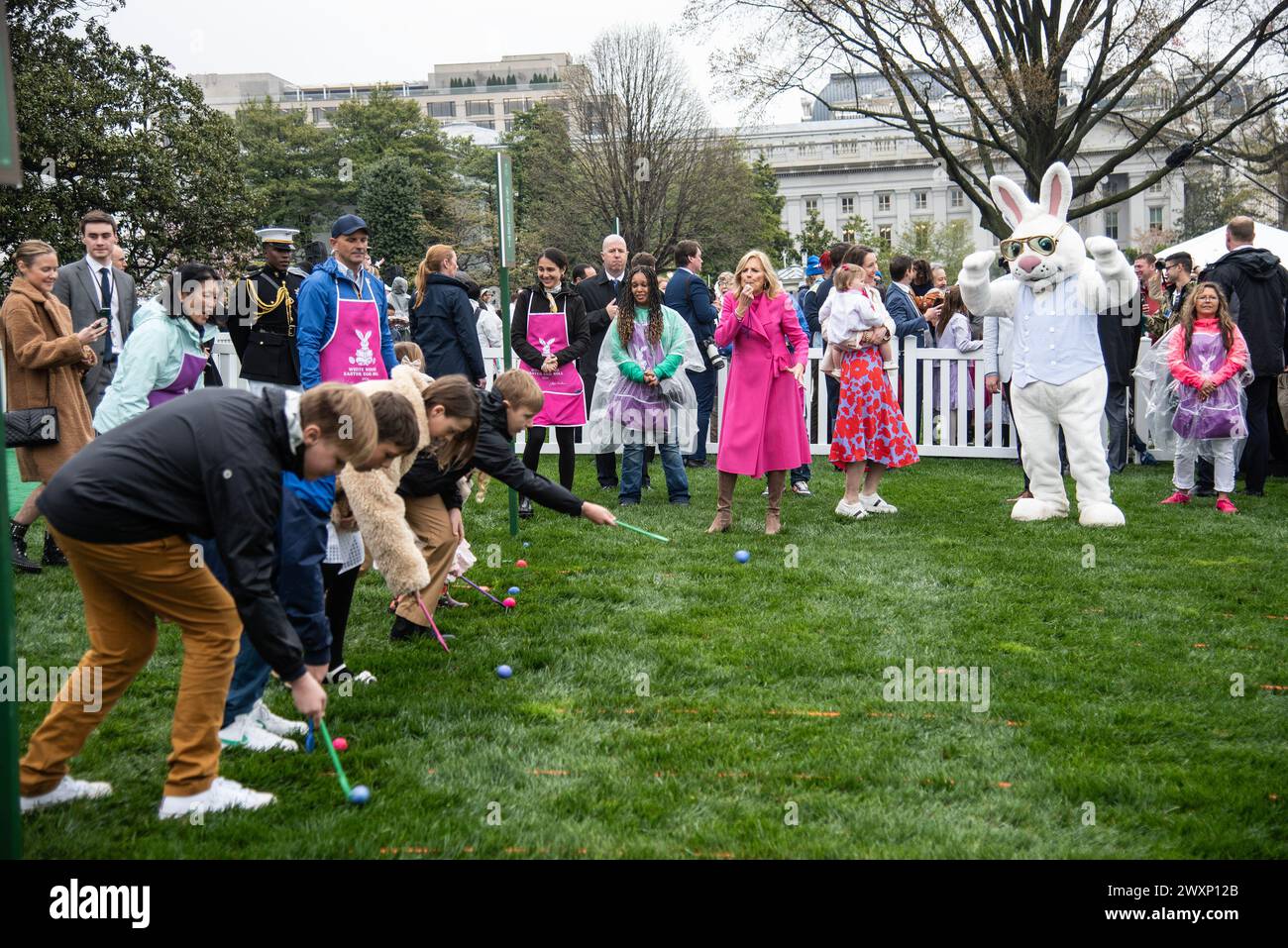 Washington DC, 1. April 2024, USA: First Lady, Dr. Jill Biden pfeift, um eine Ostereierrolle zu beginnen. die jährliche Ostereierrolle des Weißen Hauses Stockfoto