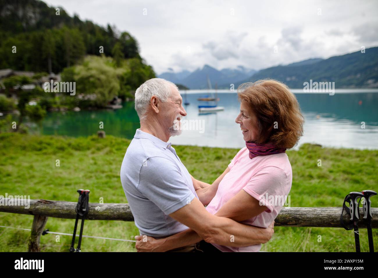 Porträt eines verliebten älteren Ehepaares, das gemeinsam in den Bergen wandert. Senioren-Touristen, die sich umarmen, küssen. Stockfoto