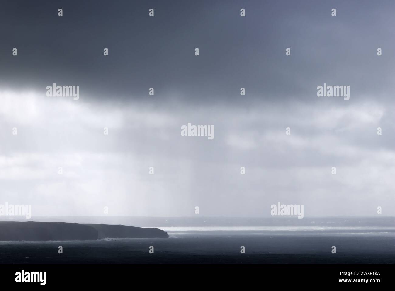 Dramatischer Himmel mit Sturm in der Nähe von Trevose Head, Cornwall, Sonnenlicht bricht durch Wolken Stockfoto