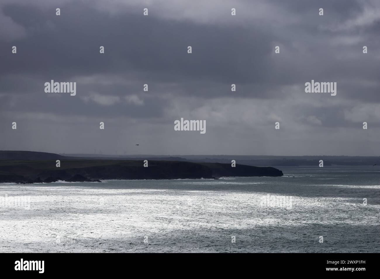 Dramatischer Himmel mit Sturm in der Nähe von Trevose Head, Cornwall, Sonnenlicht bricht durch Wolken Stockfoto