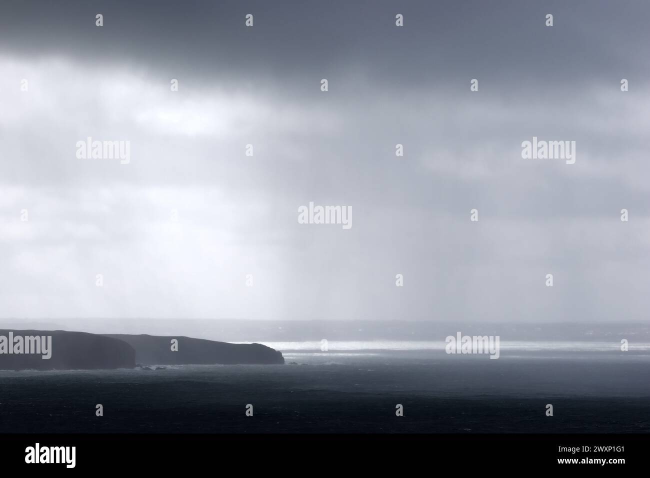 Dramatischer Himmel mit Sturm in der Nähe von Trevose Head, Cornwall, Sonnenlicht bricht durch Wolken Stockfoto