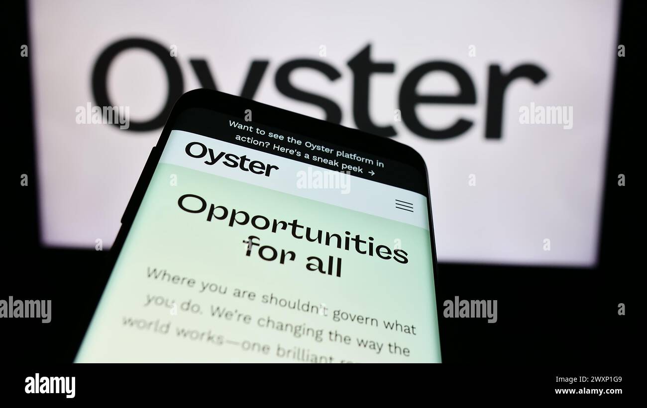 Mobiltelefon mit Website des US-Unternehmens Oyster HR Inc. Vor dem Geschäftslogo. Fokussieren Sie sich oben links auf der Telefonanzeige. Stockfoto