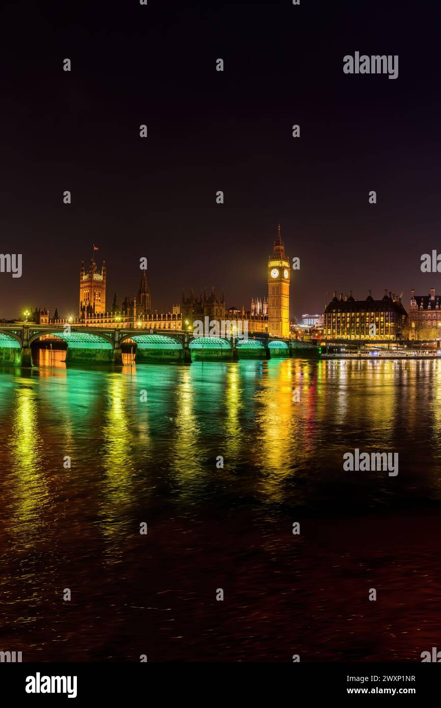 London, UK; 03. April 2024 - Ein Blick auf die Westminster Bridge, Big Ben und die Houses of Parliament, London, UK am Abend. Stockfoto