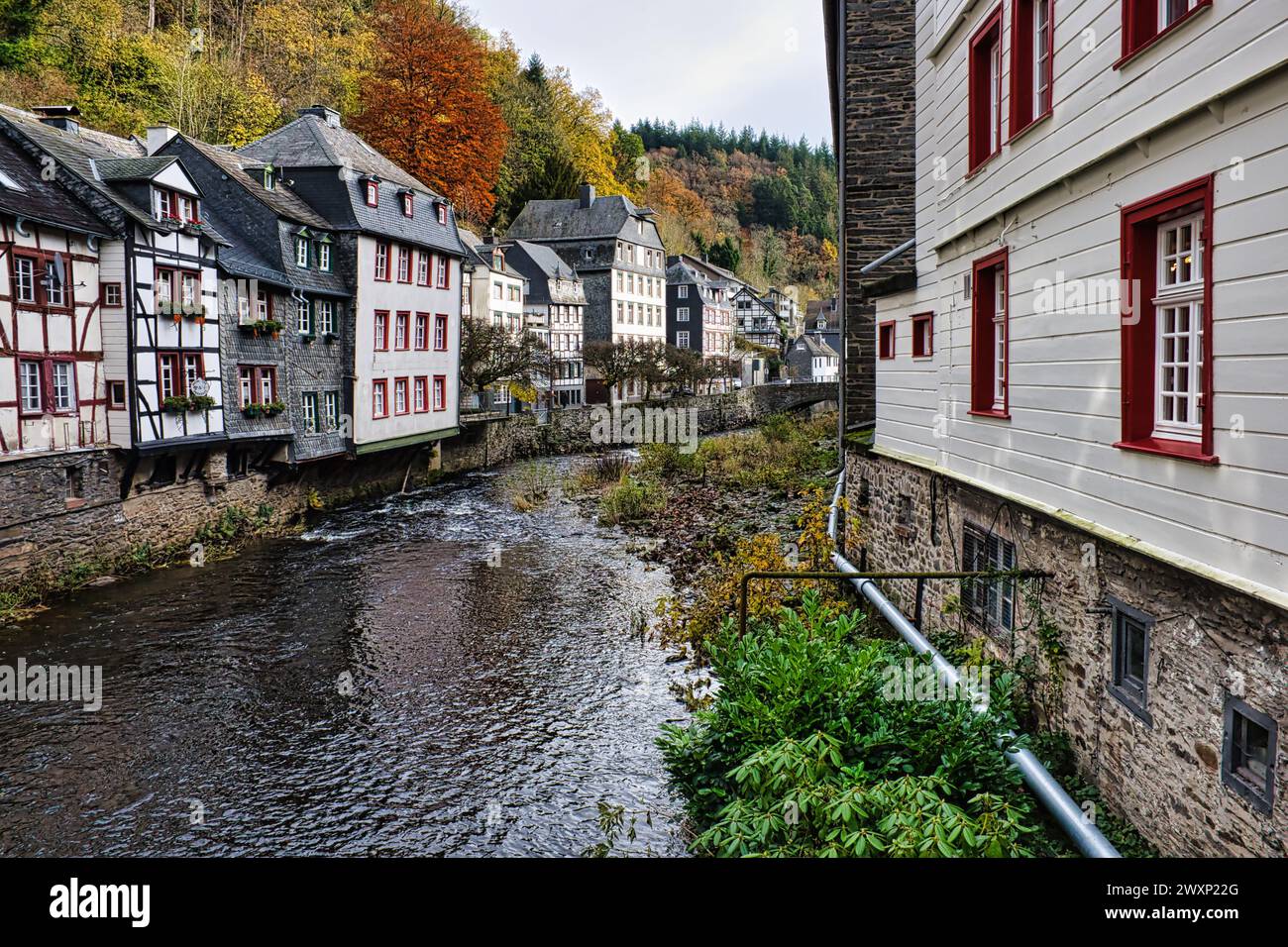 Die historische Stadt Monschau, eingebettet in die Eifel, liegt an der Rur in der Nähe des Rursees, Deutschland, Aachen Stockfoto