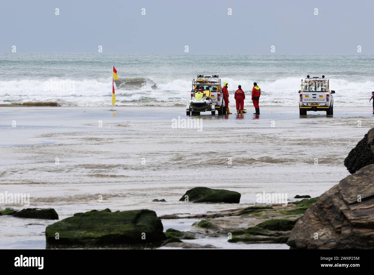 Rettungsschwimmer an einem windigen stürmischen Tag in Cornwall Stockfoto