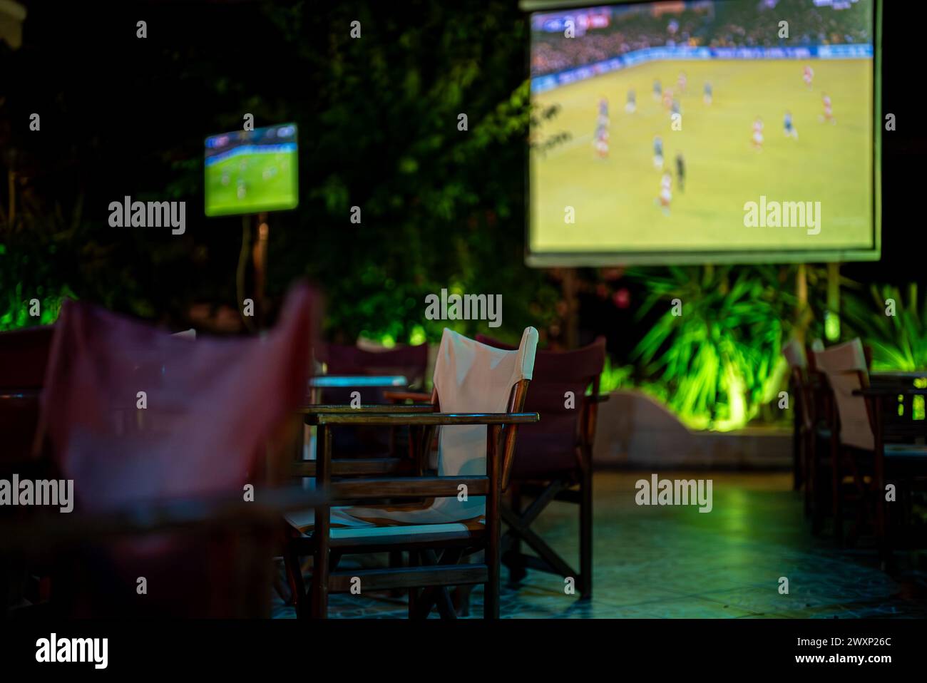 Sportbar mit Meisterschaftsfußballspiel. Stockfoto