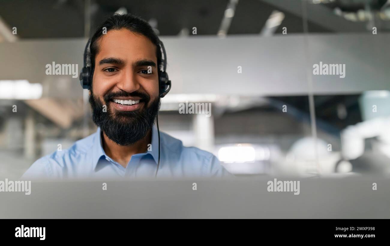 Fokussierter Profi mit Headset Stockfoto