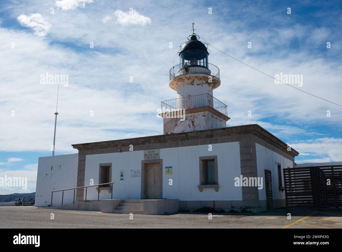 Leuchtturm des Naturparks Cap de Creus, dem östlichsten Punkt Spaniens, wo die Sonne zum ersten Mal aufgeht. Stockfoto