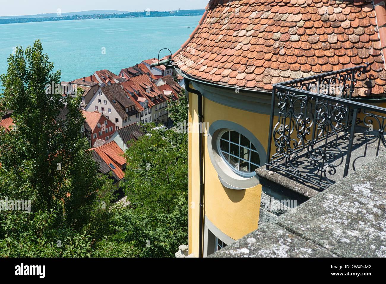Atemberaubender Blick auf die Altstadt von Meersburg und den Bodensee vom alten Schlosspark, Deutschland, Bodensee, Meersburg Stockfoto