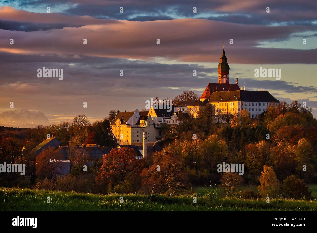 Das Kloster Andechs und die alpen bei Sonnenaufgang Stockfoto