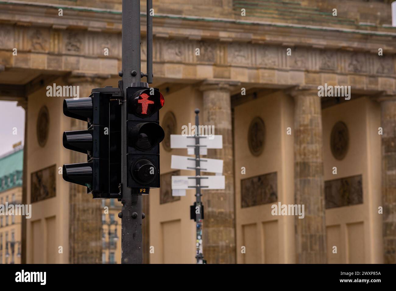 Berühmte rote und grüne Lichter an Fußgängerübergängen in Berlin, Deutschland. Hintergrund ist typisch Berlin, Brandenburger Tor. Rote Leuchte leuchtet Stockfoto