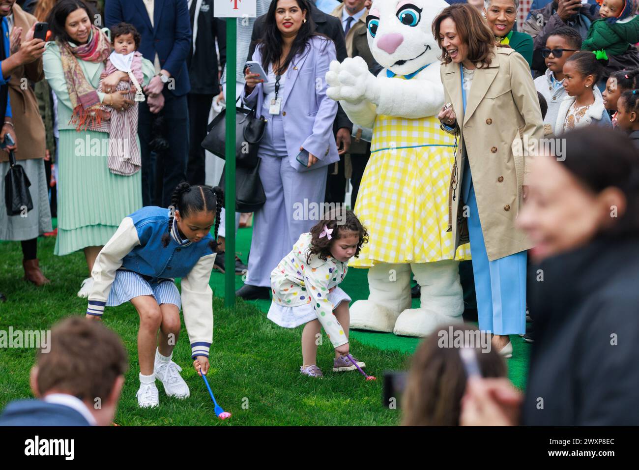 Washington, DC, USA. April 2024. Vizepräsidentin Kamala Harris bejubelt die Kinder bei der Ostereierrolle des Weißen Hauses 2024 auf dem Südrasen des Weißen Hauses in Washington, DC am 1. April 2024. (Foto: Bryan Olin Dozier/NurPhoto) Credit: NurPhoto SRL/Alamy Live News Stockfoto