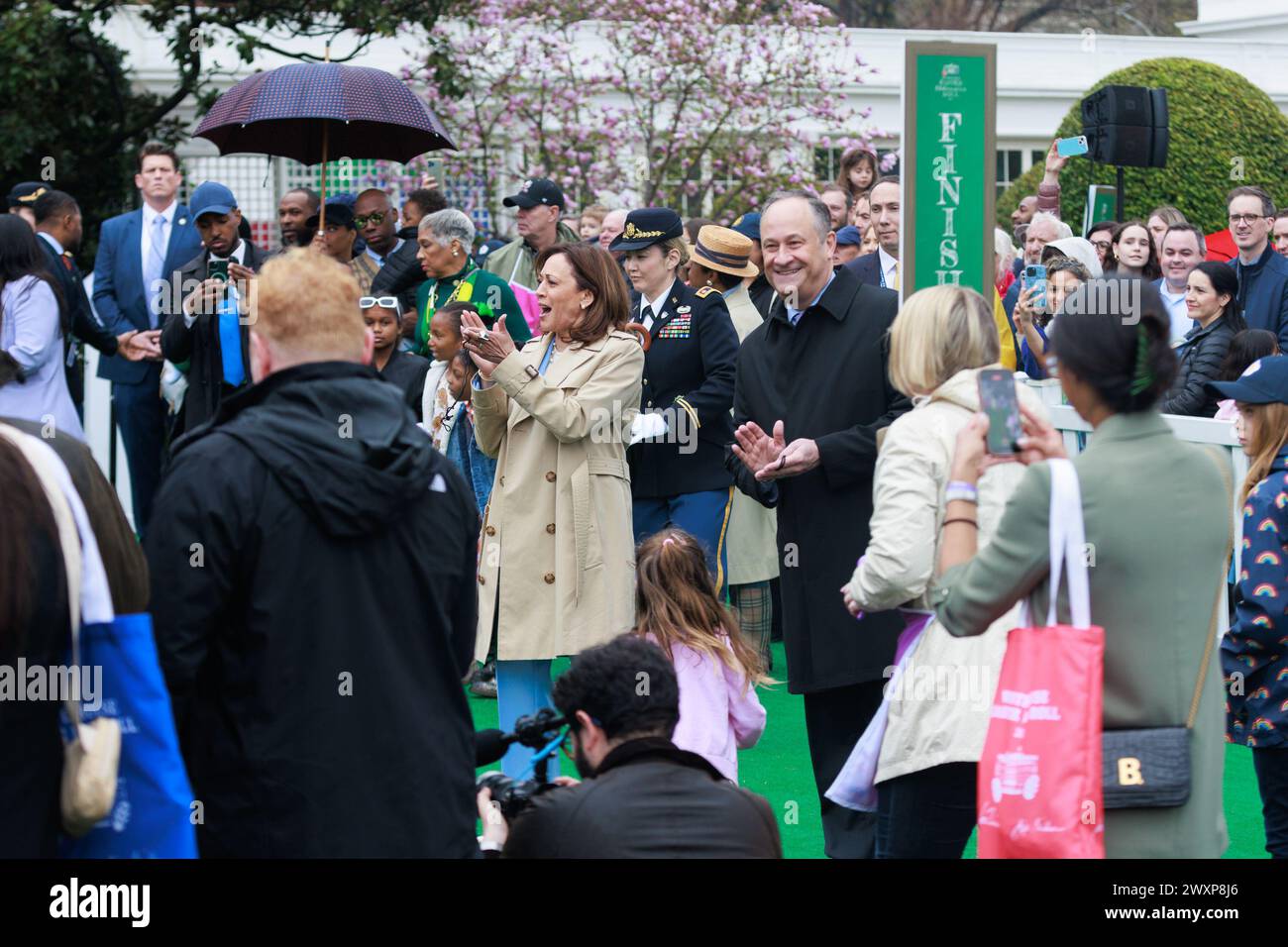 Washington, DC, USA. April 2024. Vizepräsidentin Kamala Harris und zweiter Gentleman Doug Emhoff nahmen am 1. April 2024 an der Ostereierrolle des Weißen Hauses 2024 auf dem Südrasen des Weißen Hauses in Washington, DC Teil. (Foto: Bryan Olin Dozier/NurPhoto)0 Credit: NurPhoto SRL/Alamy Live News Stockfoto