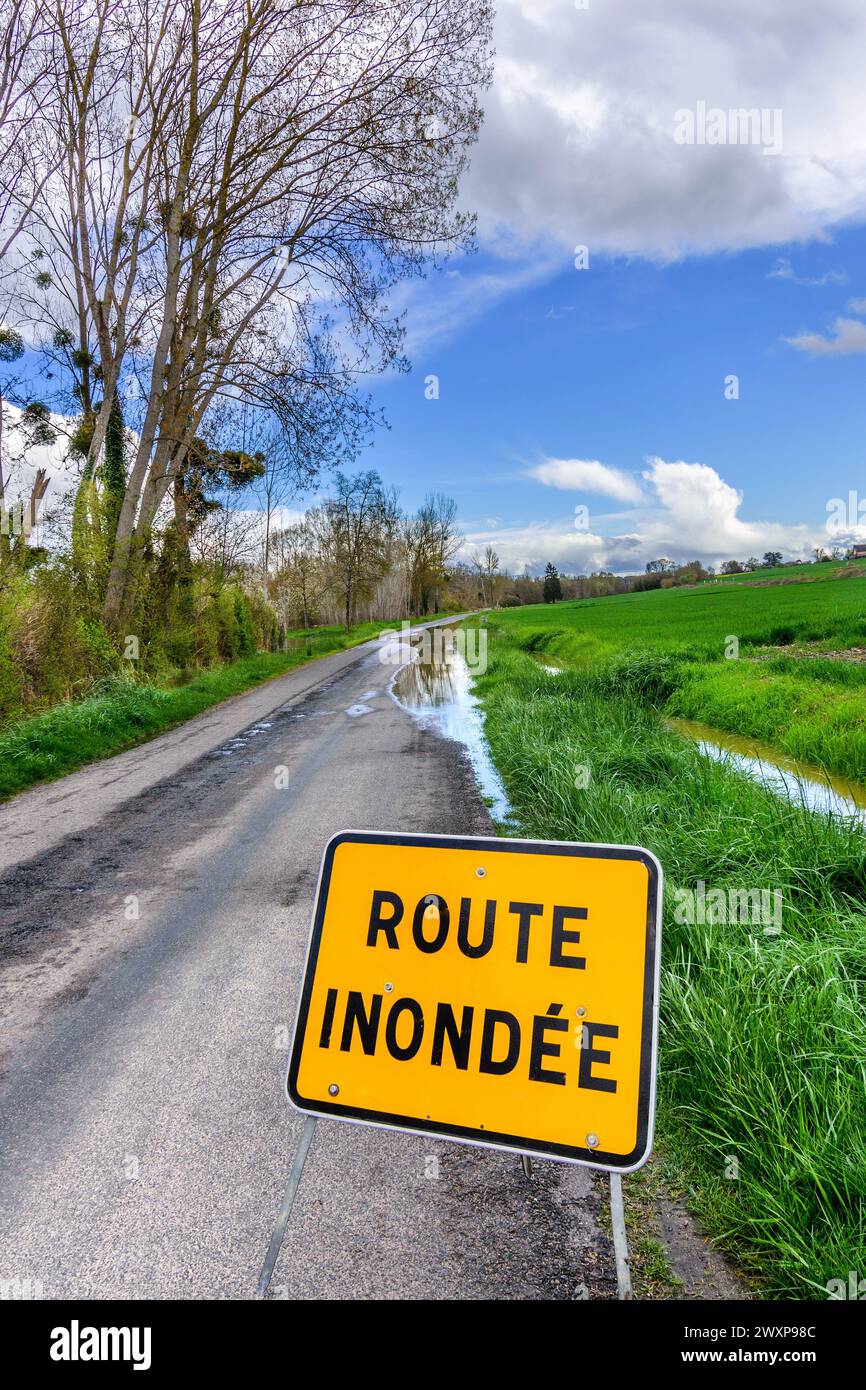 Französisches Straßenschild „Route Inondée“, das Autofahrer vor Hochwasser auf der Straße warnt - Zentralfrankreich. Stockfoto