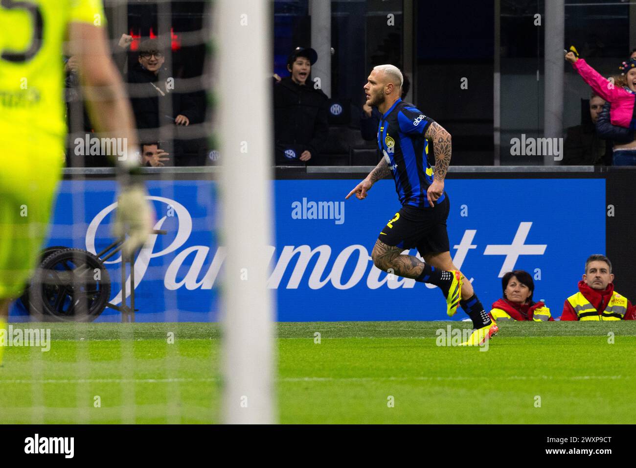 Mailand, Italien. April 2024. Federico Dimarco feiert, nachdem er am 1. April 2024 im Giuseppe Meazza-Stadion in Mailand ein Tor während des Fußballspiels der Serie A zwischen dem FC Internazionale und Empoli FC erzielte Stockfoto