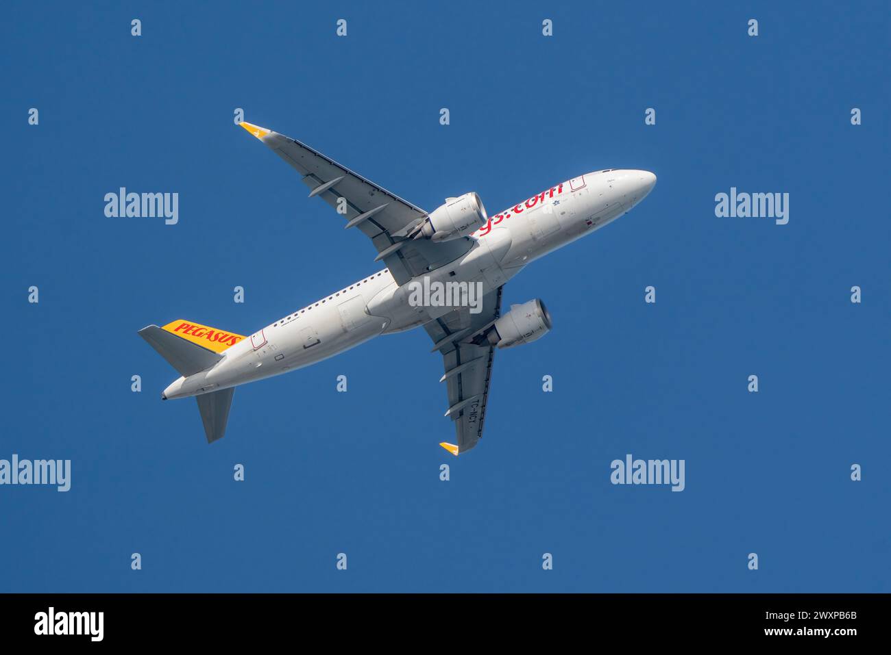 Antalya, Türkei, - 1. April 2024: Die türkische Fluggesellschaft Pegasus Airlines ist auf türkischen Inlands- und Auslandsflügen stark vertreten. Stockfoto