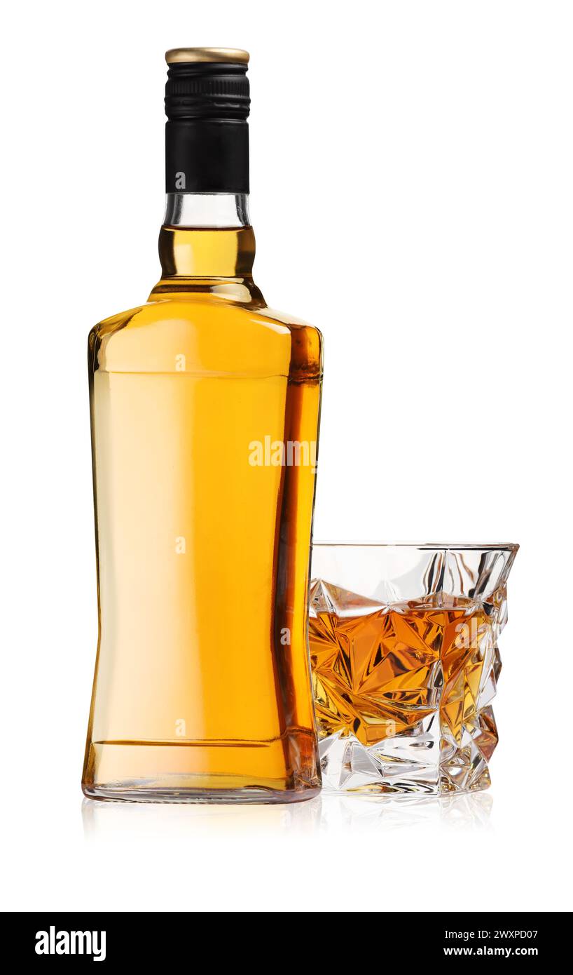Glas und Flasche Whiskey isoliert auf weiß Stockfoto