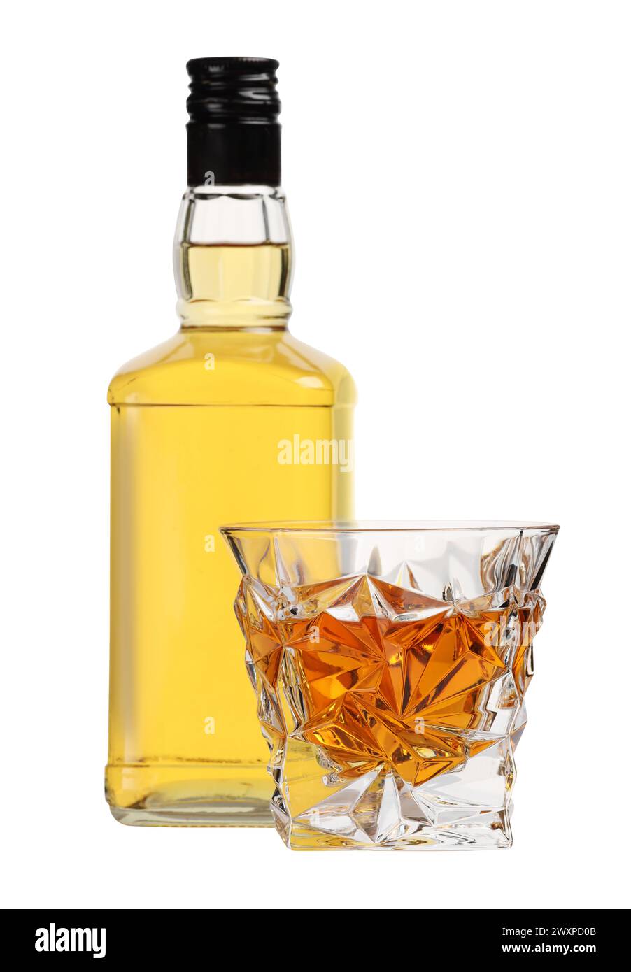 Glas und Flasche Whiskey isoliert auf weiß Stockfoto